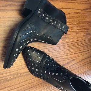 SAM EDELMAN | STUDDED LEATHER ANKLE BOOT Excellent condition! Worn twice